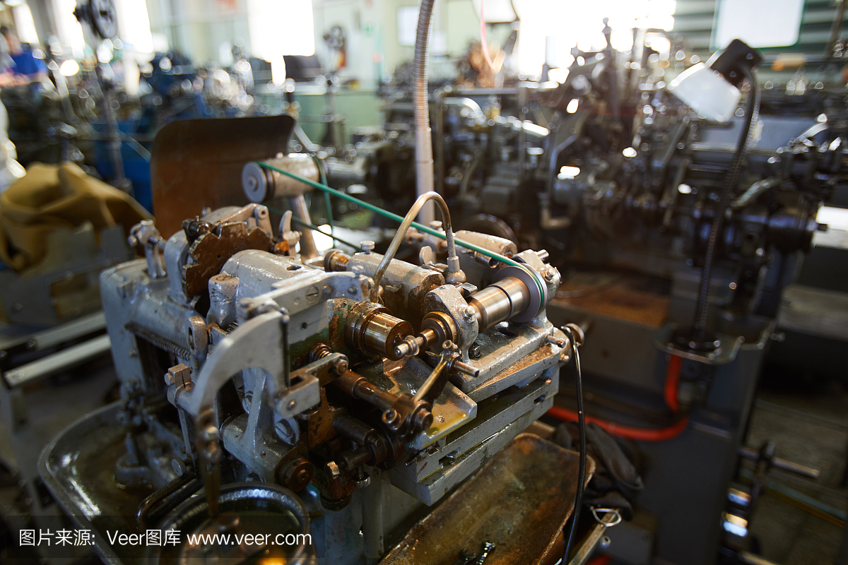 齿轮滚齿机的关闭与管和电缆用于小齿轮生产在钟表厂